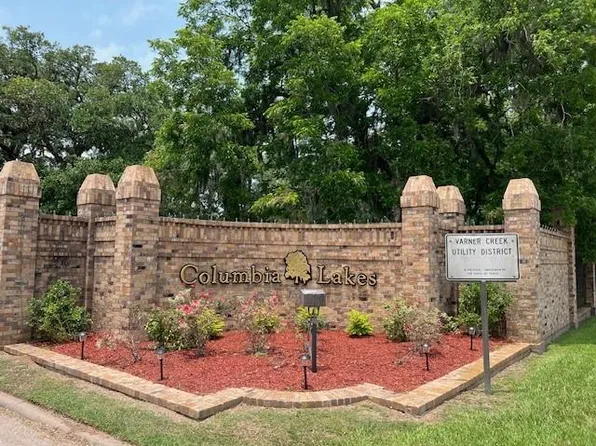 209 Montclaire Dr, West Columbia, TX 77486