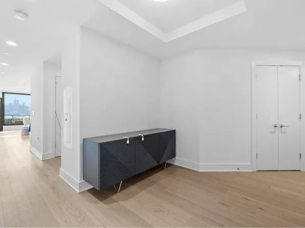 9 Avenue At Port Imperial image 12 of 27