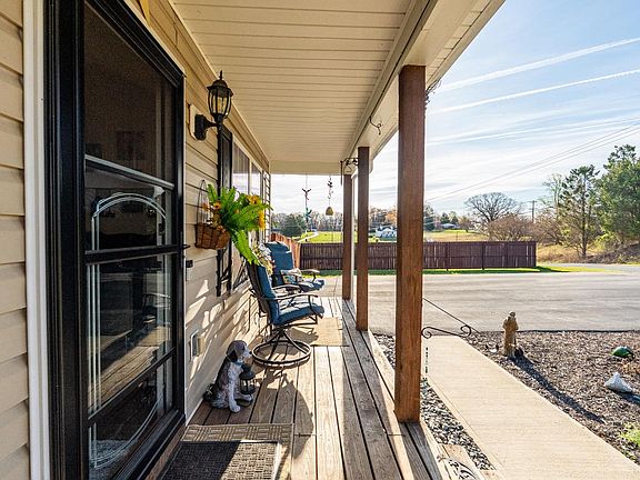 3rd image of 122 Gouyer Dr