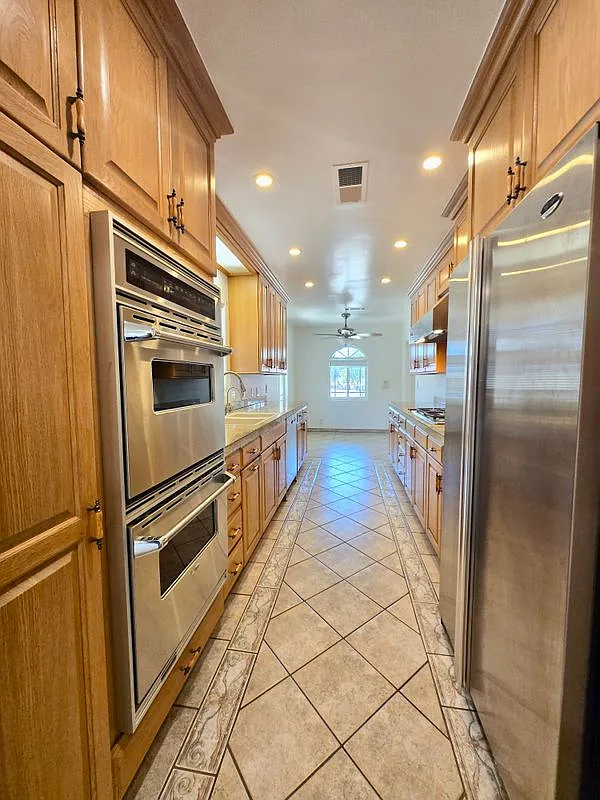 3 bed, 2.0 bath, 1364 sqft, $3,600 — Photo 3