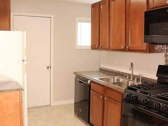 3rd image of 7980 Olive St