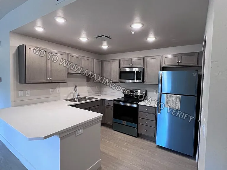 940 Grand Avenue — Photo 4