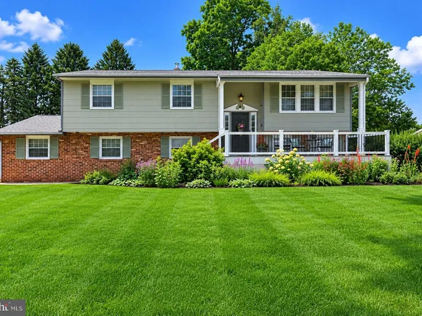 21 Lions Dr, Morrisville, PA 19067