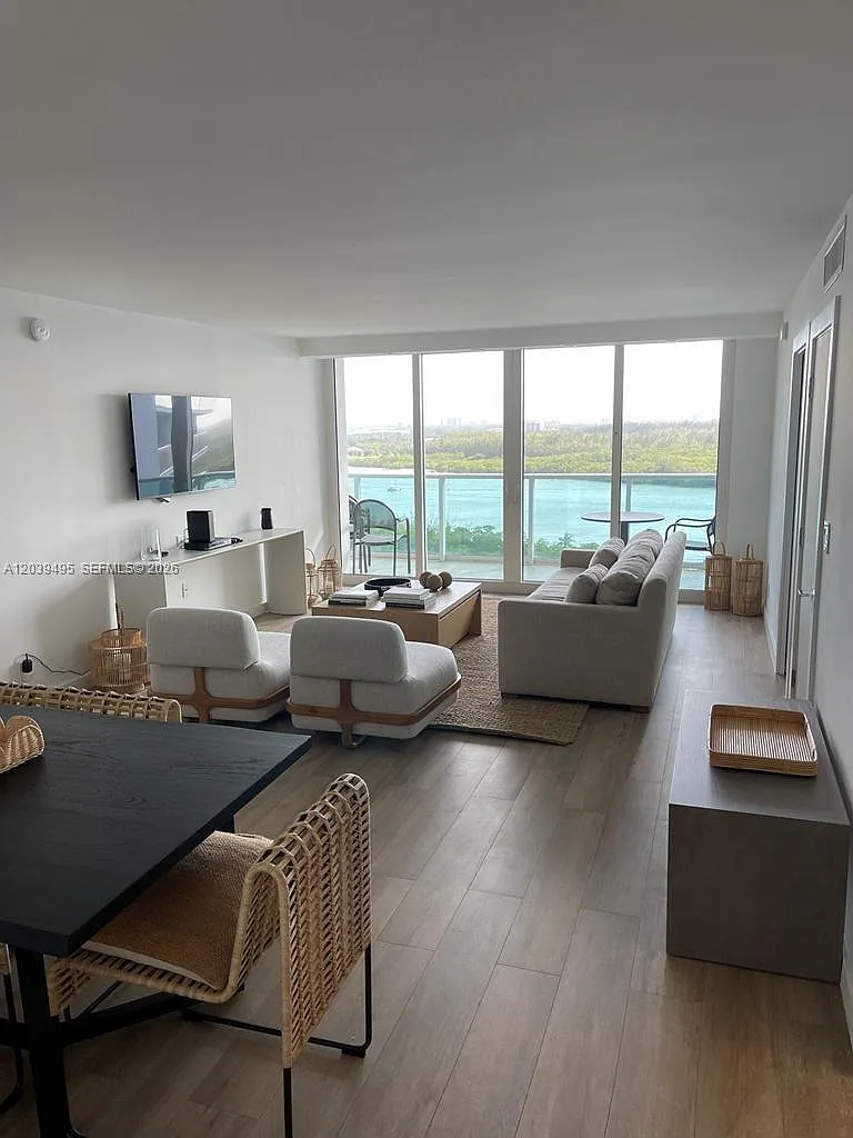 Arlen House East Condo — Photo 4