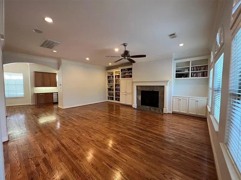 2807 Albany St — Photo 4