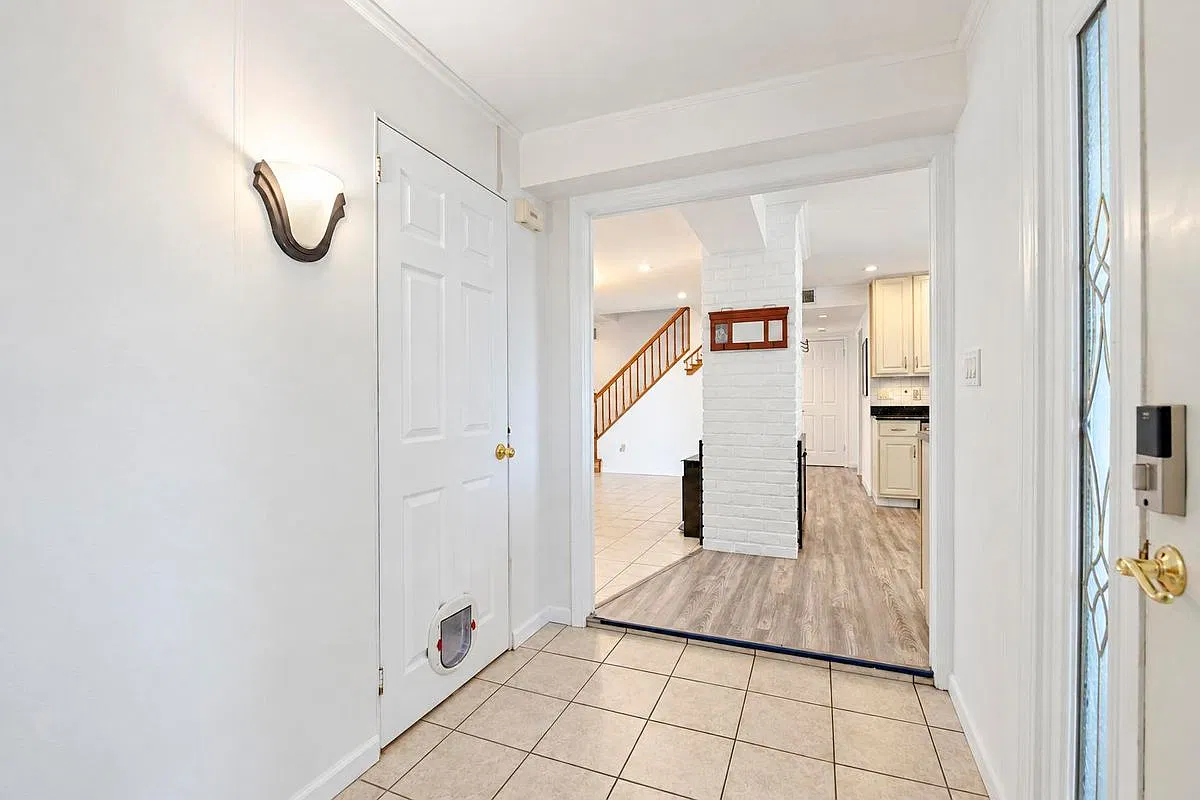 5 bed, 2.0 bath, 2096 sqft, $5,600 — Photo 2