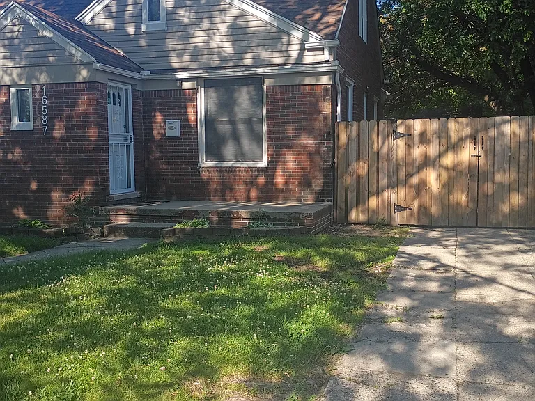 16587 Pierson St — Photo 2