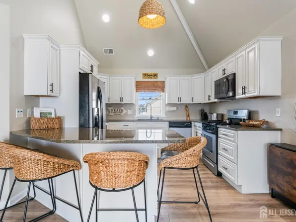 8 Joy Rd, Manahawkin, NJ 08050