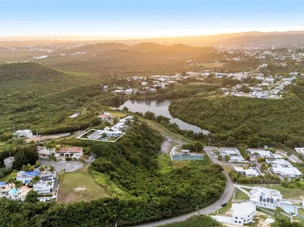 Calle 3a Urb El Monte #B76, Coto Laurel, PR 00780