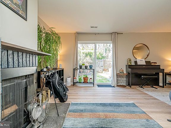 5th image of 1016 Queens Ct