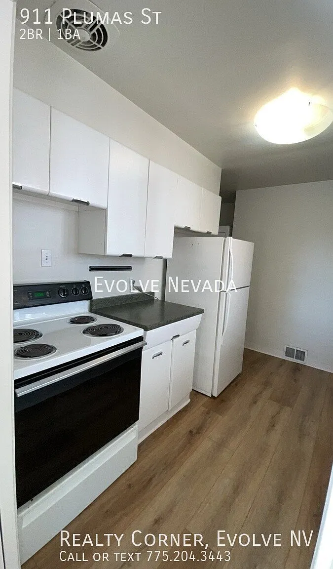 Quaint 2 Bed, 1 Bath Duplex Near Midtown — Photo 2