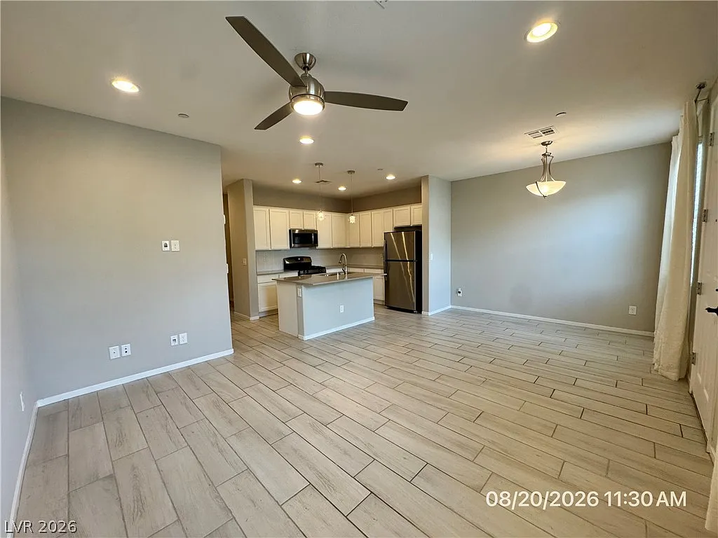 3 bed, 2.5 bath, 1483 sqft, $1,900 — Photo 2