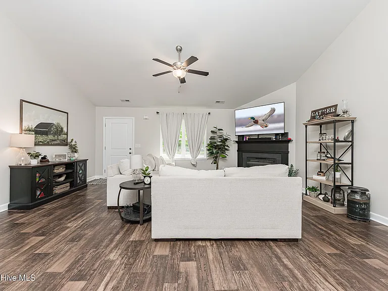 137 Wilburne Dr — Photo 8