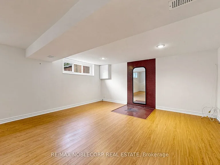 8 Summerfield Cres — Photo 31