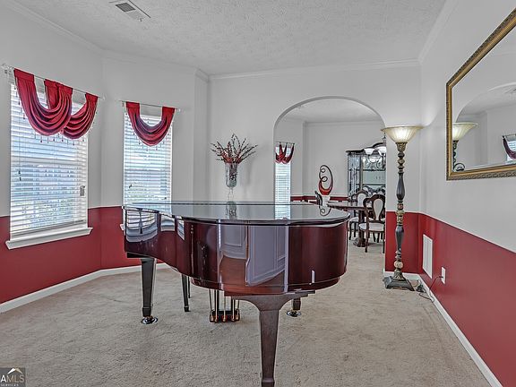 3rd image of 605 Harris Ct