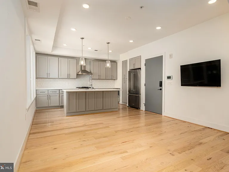 811 Upshur St NW #Penthouse 10 — Photo 3