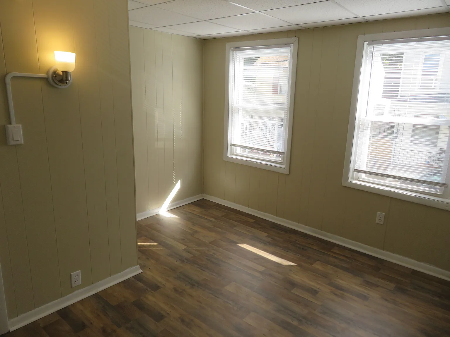 3 bed, 1.0 bath, 1112 sqft, $1,050 — Photo 2