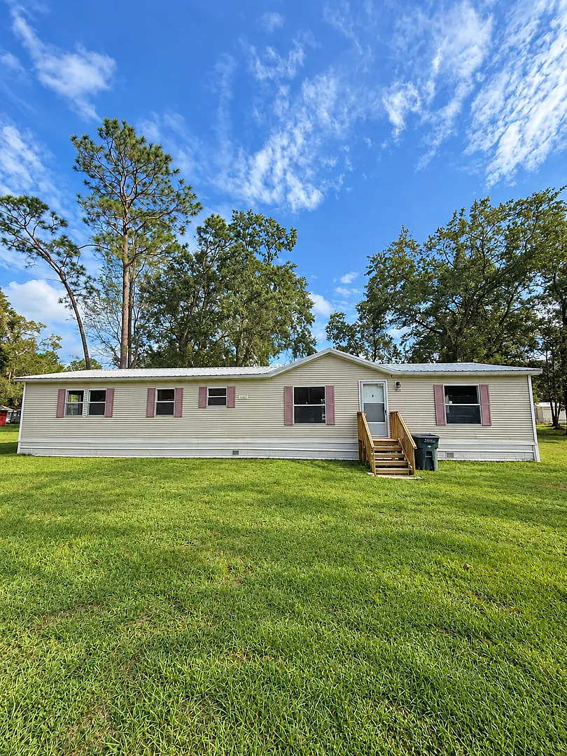 3 bed, 2.0 bath, 1700 sqft, $1,350 — Photo 1