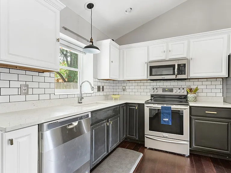 426 Bank St — Photo 13