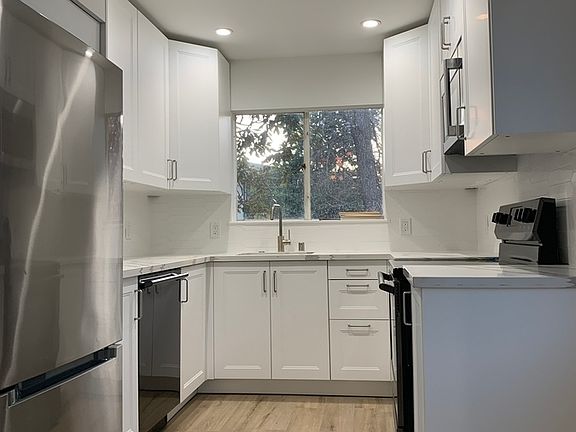 4th image of 440 Laurel St #1