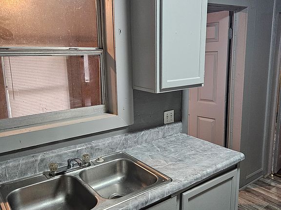 5th image of 513 Dunn St