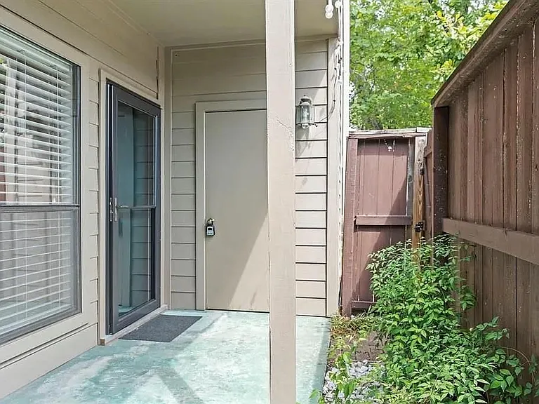 1100 Augusta Dr #3 — Photo 4