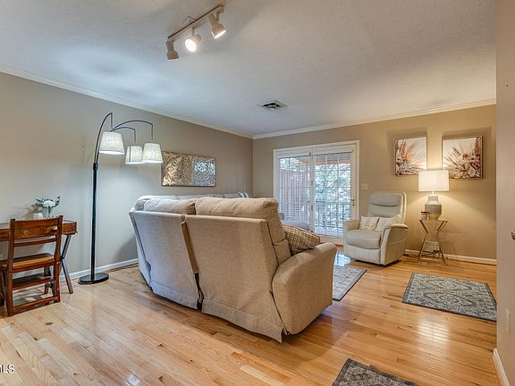 5th image of 807 Wayne Ave NE