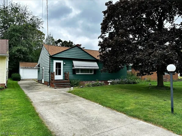 218 Gayle Dr, Sheffield Lake, OH 44054