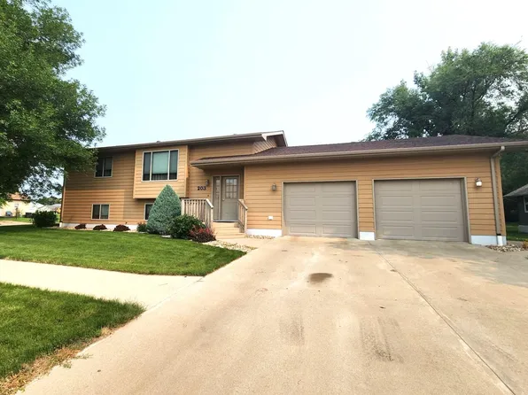 203 E 6th St, Miller, SD 57362