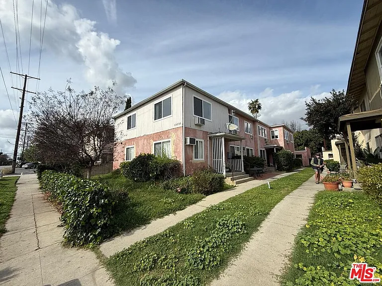 13233 Oxnard St #4 — Photo 7