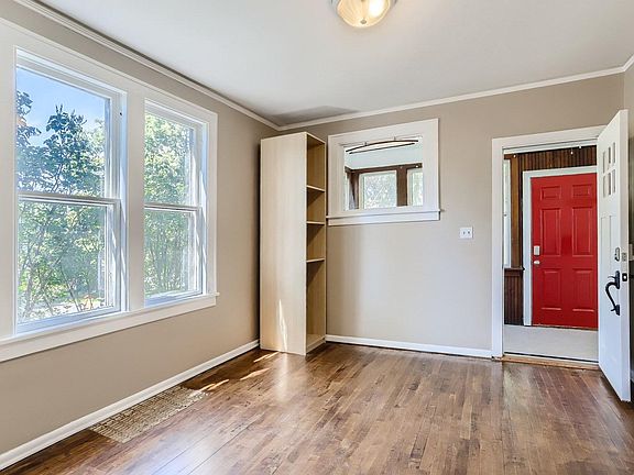 3rd image of 652 36th Ave NE #11