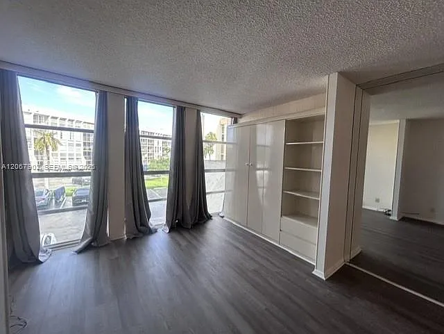 Desoto Park Condo — Photo 4