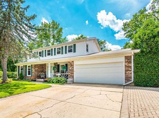 23W412 Woodcrest Ct W, Naperville, IL 60540