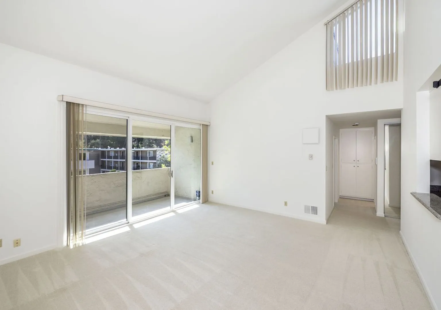 Well Maintained 1 Bed, 1 Bath Condo in Convenient Location — Photo 2