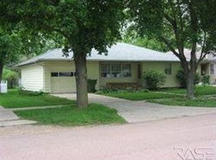 626 S Walnut St, Freeman, SD 57029