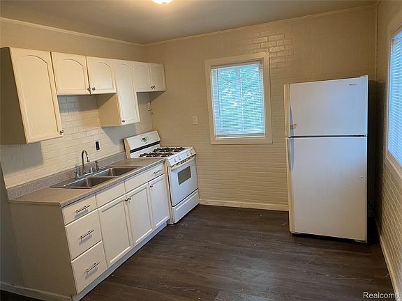 2nd image of 3822 Larchmont St