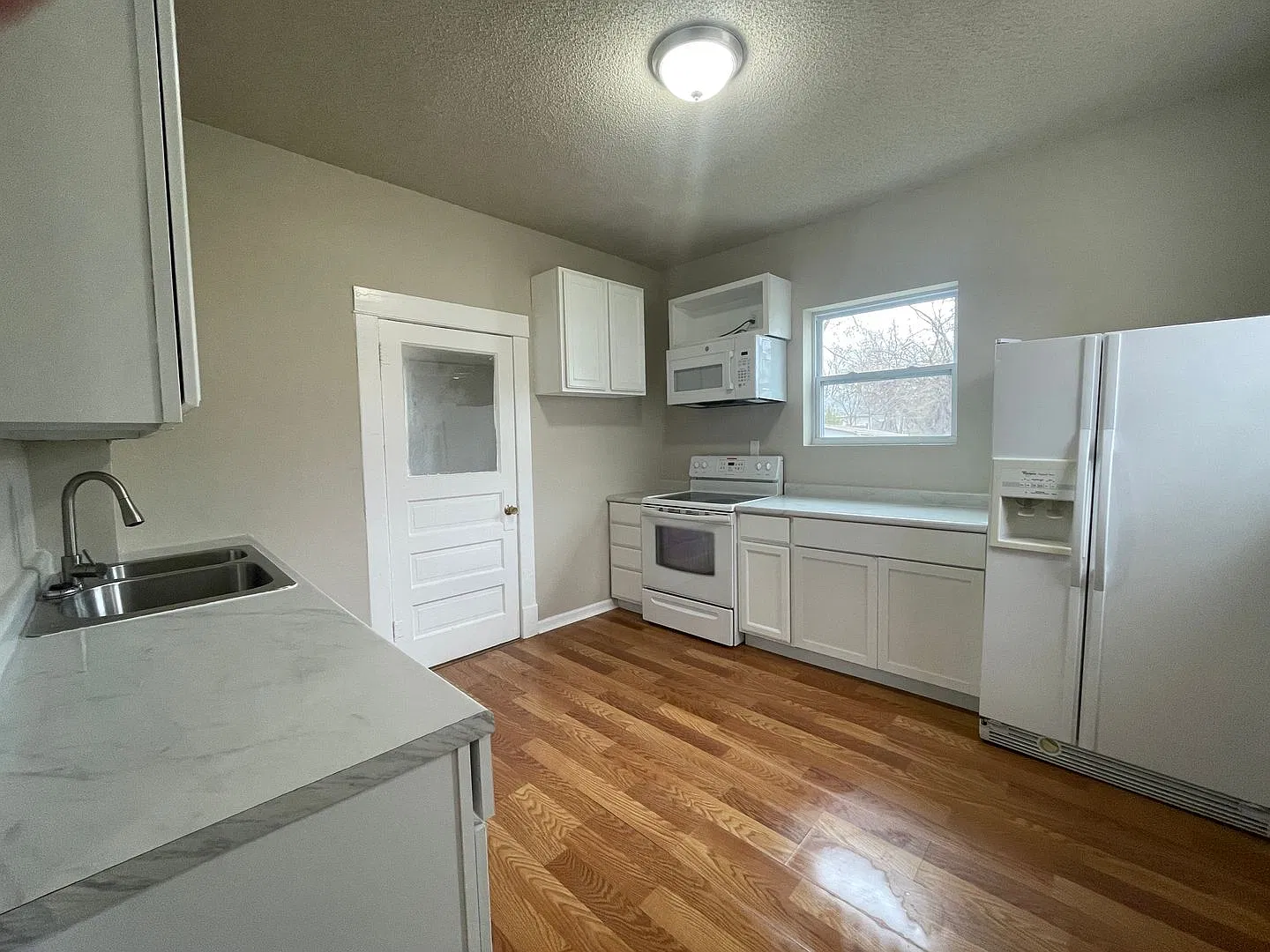 Spacious 2 BD/ 2 BA Home — Photo 2