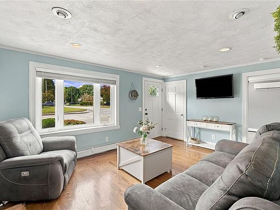 3rd image of 1040 Greenwich Ave