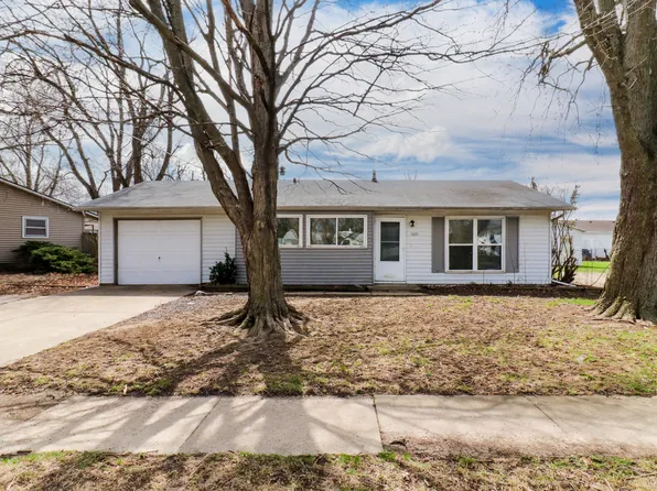 1605 Arrowhead Dr, Bloomington, IL 61704