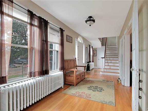 2nd image of 7 Oakwood St