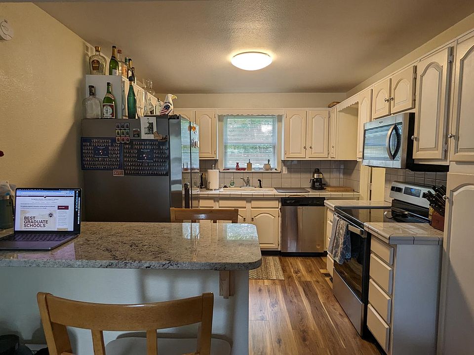 Kitchen with Pennisula Counter