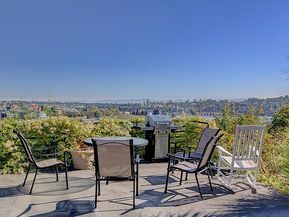 4th image of 2538 Dexter Ave N #1