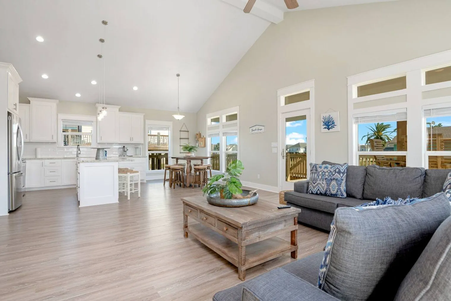 3 bed, 2.0 bath, 1571 sqft, $2,925 — Photo 4