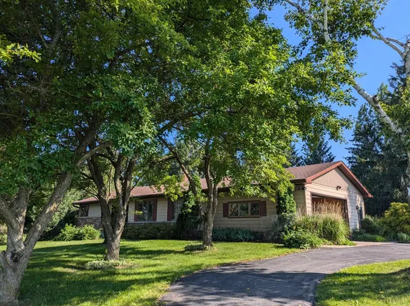 1672 Monroe Dr, Waterville, IA 52170