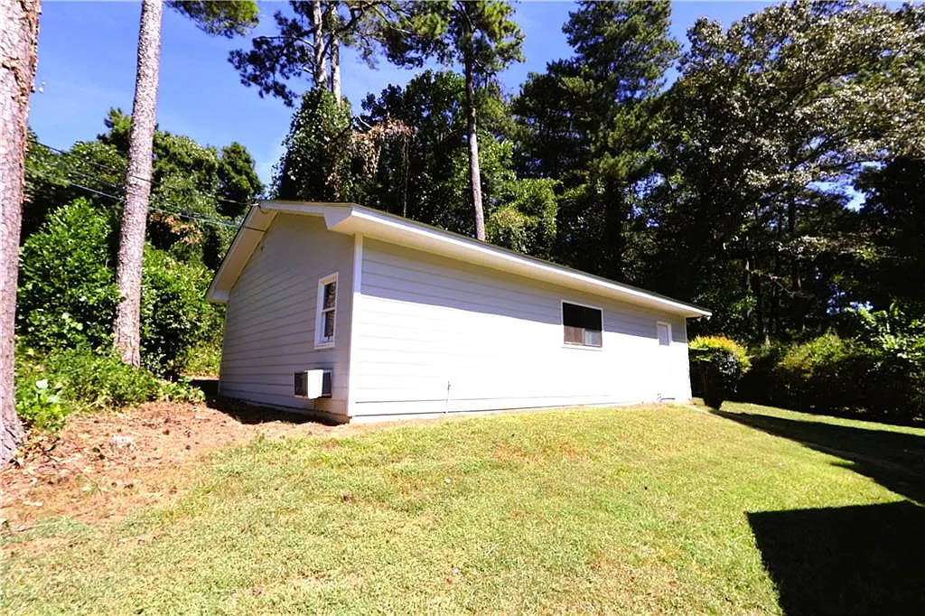 3 bed, 2.0 bath, 2011 sqft, $2,695 — Photo 2