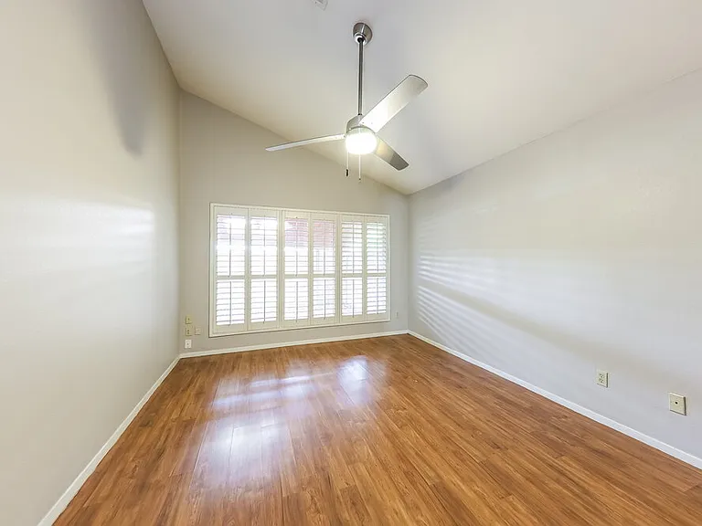 429 E Utopia Rd — Photo 11