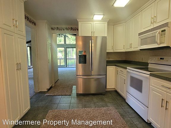 5th image of 7354 Lazy South Ln NE