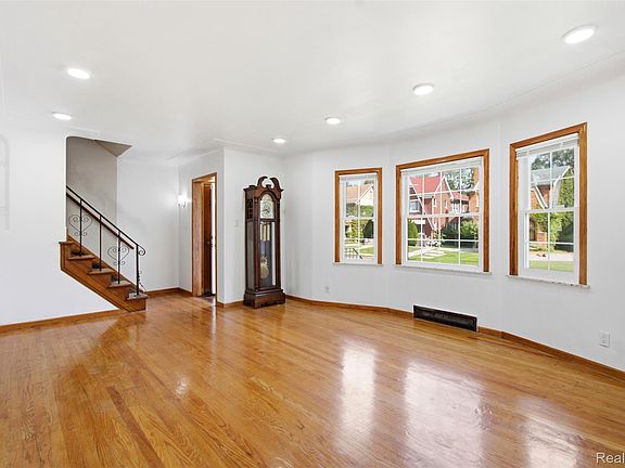 3rd image of 17337 Kentucky St