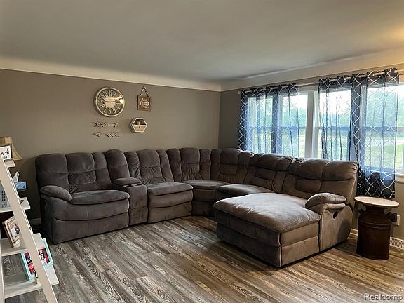 3rd image of 8322 Corunna Rd