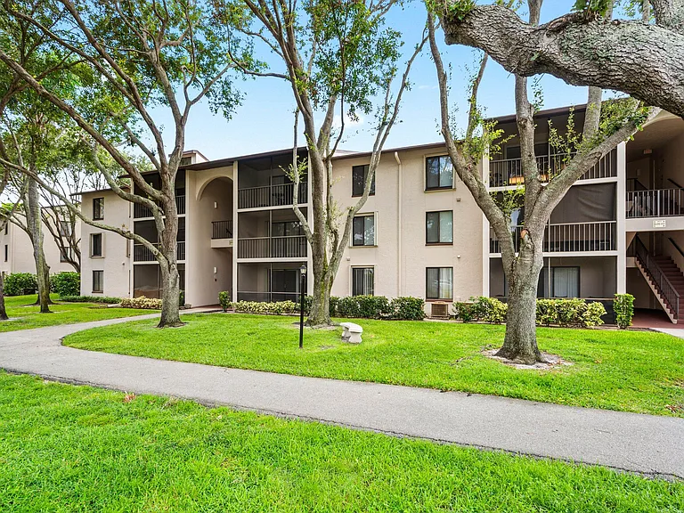 204 Foxtail Dr #F1 — Photo 2